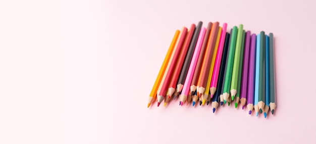 Set di matite colorate matite affilate di diversi colori Copia spazio