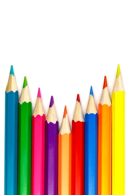 Set di matite colorate su bianco