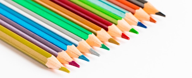 Set di matite colorate su sfondo bianco. Torna al concetto di scuola. Posto per il testo. Formato banner