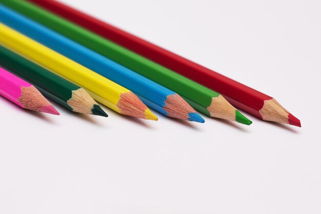 Set di matite di diversi colori per la lezione di disegno