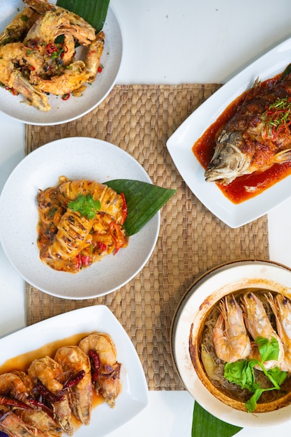 Set di menu popolare di pesce tailandese sul tavolo bianco