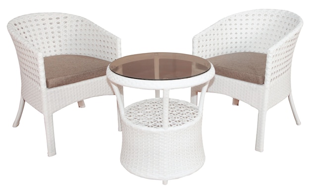 Set di mobili in vimini rattan bianco composto da due sedie e tavolo con piano in vetro. Eleganti mobili da esterno o da giardino.