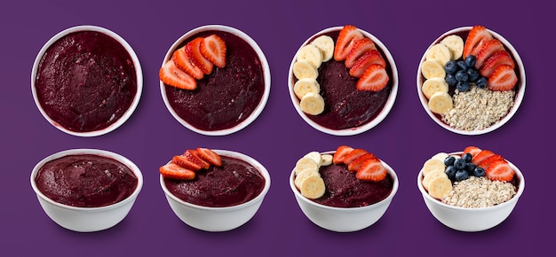 Set di molte ciotole per gelato con bacche di açai congelate brasiliane con ingredienti diversi su uno sfondo estivo viola. vista dall'alto e vista frontale per il menu.