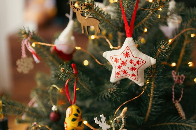 Set di ornamenti appesi ad un tradizionale albero di Natale