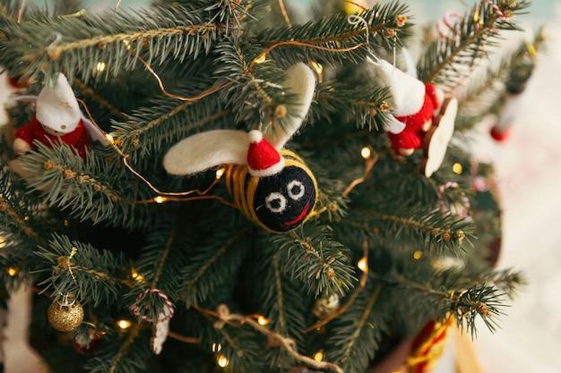 Set di ornamenti appesi ad un tradizionale albero di Natale