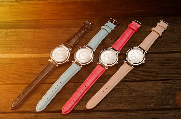 Set di orologi da polso da donna multicolori sul tavolo di legno. Tonificante