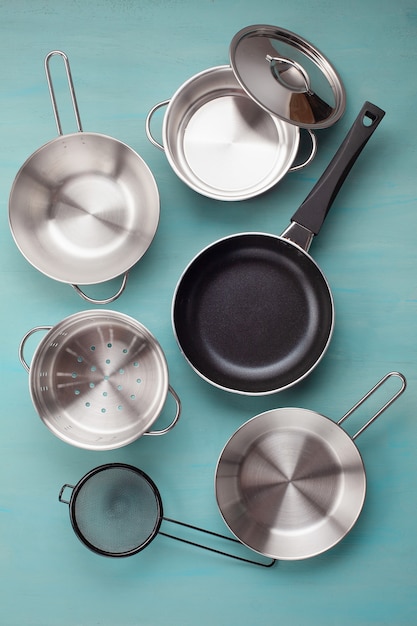 Set di padelle metalliche da cucina. Mockup, utensili da cucina, ricettario e concetto di lezioni di cucina