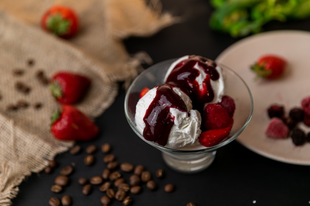 Set di palline di gelato di diversi gusti con fragole