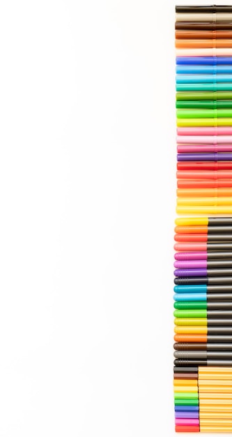 Set di pennarelli di diversi colori disposti uno accanto all'altro esattamente sul lato destro della foto