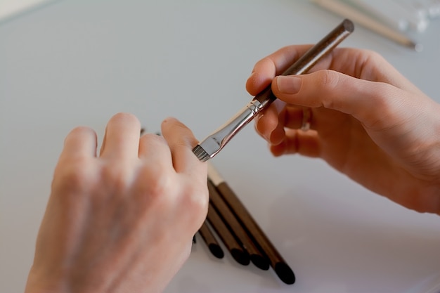 set di pennelli per il trucco è sul tavolo