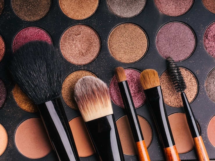 Foto set di pennelli trucco e tavolozza ombretti professionale