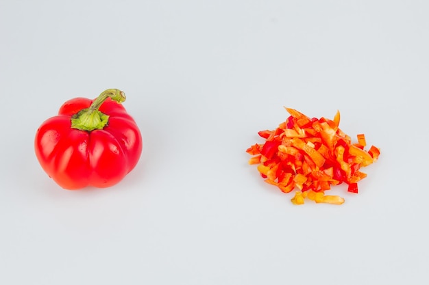 Set di peperoni verdi dolci interi e affettati freschi isolati su sfondo bianco Vista dall'alto Tagliare le verdure Preparazione di piatti e insalata