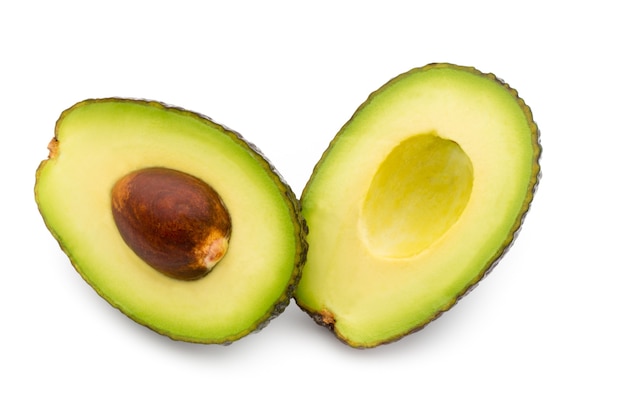 Set di pezzi di avocado isolati su sfondo bianco.