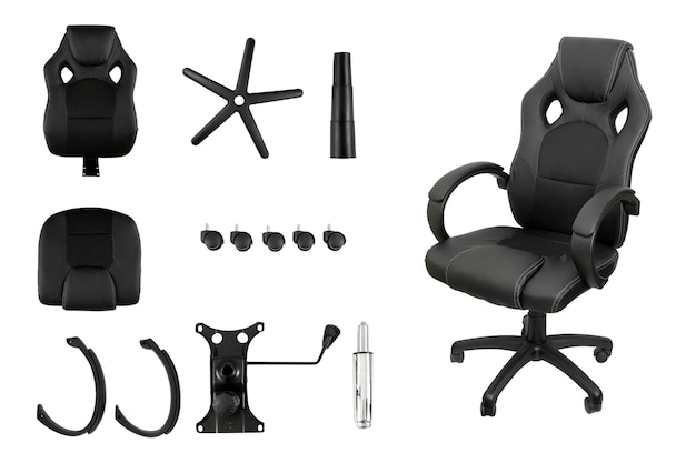 Set di pezzi di una sedia da gioco e una sedia assemblati su un lato con uno sfondo bianco
