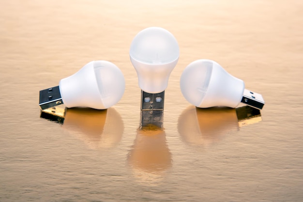 Set di piccole lampade a led usb elettricità in dispositivi moderni