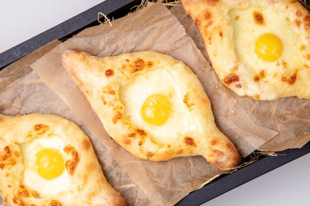 Set di piccoli khachapuri in un piatto su sfondo chiaro