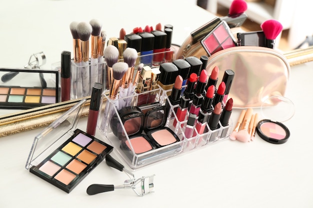 Set di prodotti cosmetici e pennelli sul tavolo