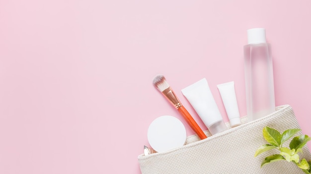 Set di prodotti cosmetici per la cura del viso in colore bianco su sfondo rosa Beauty Self care