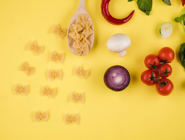 Set di prodotti di pasta farfalle, vista dall'alto