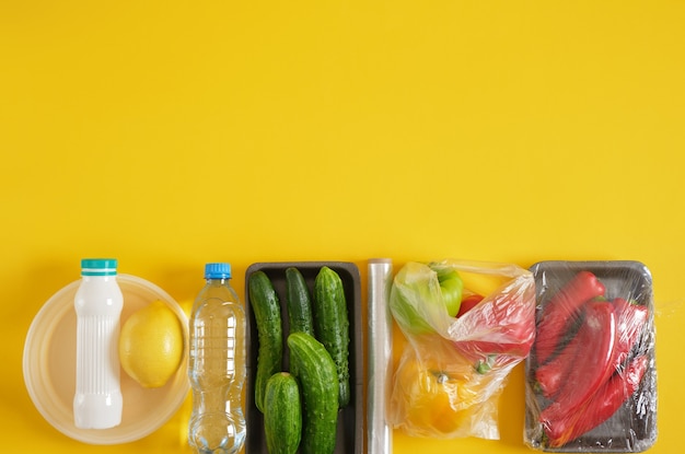 Set di prodotti in vari imballaggi di plastica, concetto di inquinamento ambientale in plastica, dire no alla plastica, vista dall'alto dello spazio di copia di sfondo giallo