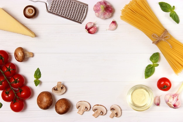 Set di prodotti per cucinare pasta italiana vista dall'alto posto per il testo