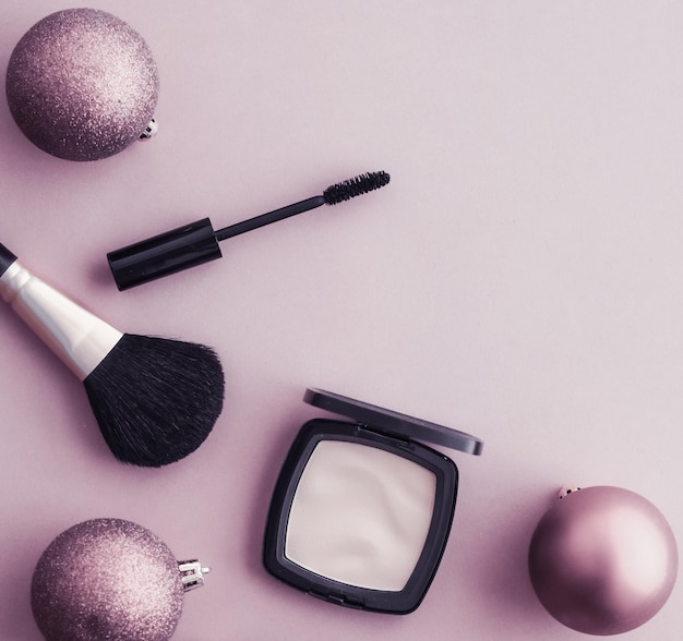Set di prodotti per il trucco e i cosmetici per il marchio di bellezza Promozione di vendita di Natale sfondo viola di lusso flatlay come design per le vacanze