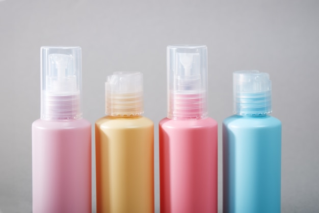 Set di quattro bottiglie di plastica per prodotti cosmetici
