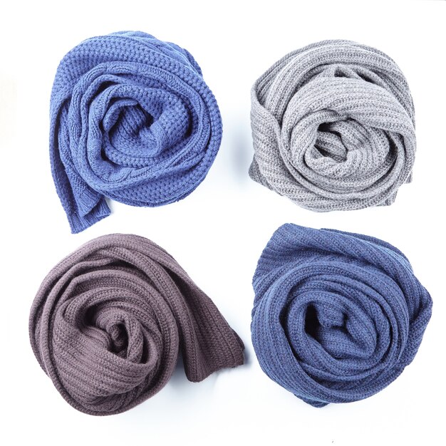 Set di quattro foulard attorcigliati diversi scorci isolati su bianco