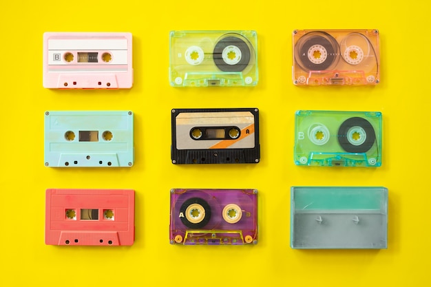 Set di registratore a cassetta nastro vintage su sfondo giallo