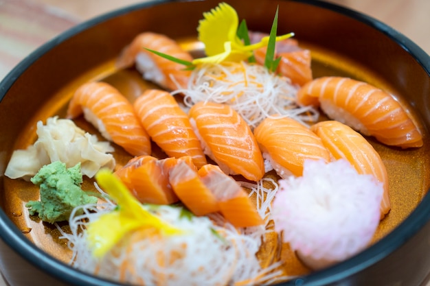 Set di salmone sashimi, pesce crudo, cibo giapponese. (Messa a fuoco selettiva)