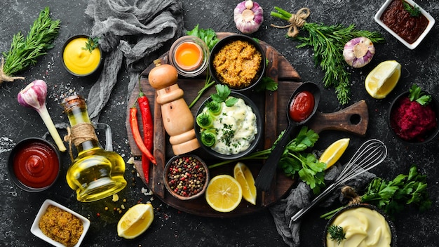 Set di salse e spezie su fondo di pietra Salse maionese ketchup tartare barbecue e salsa di peperoncino in ciotole