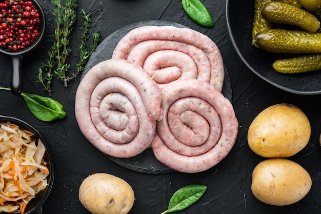 Set di salsicce di carne di maiale a spirale, su sfondo nero