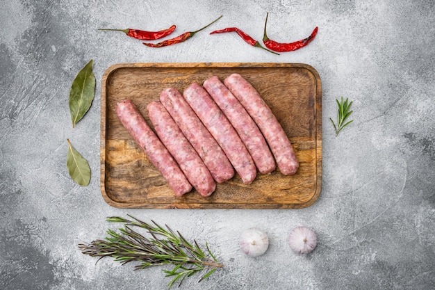 Set di salsicce di carne macinata, su sfondo di tavolo in pietra grigia, vista dall'alto piatta