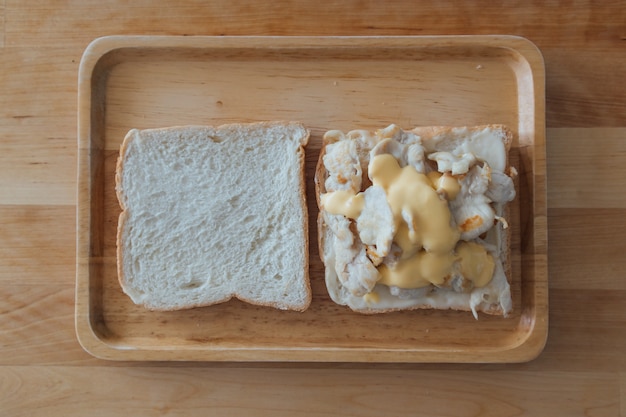 Set di sandwich di pollo e formaggio.