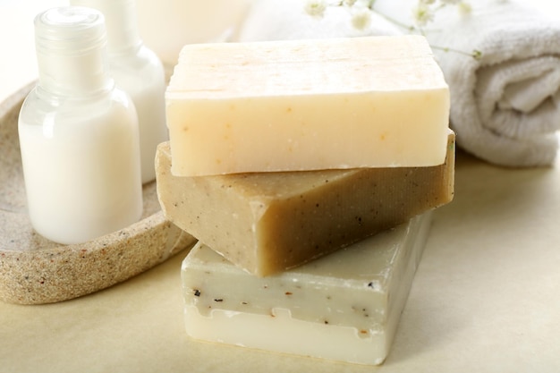Set di sapone e asciugamani su uno sfondo beige da vicino