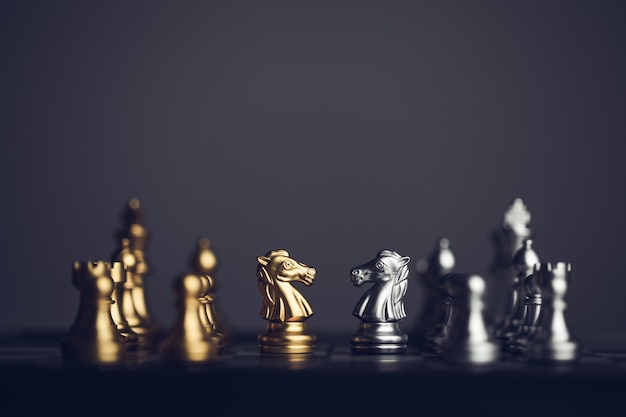Set di scacchi sulla scacchiera su sfondo scuro