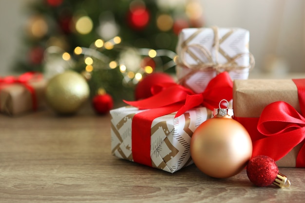 Set di scatole regalo splendidamente confezionate e decorazioni natalizie