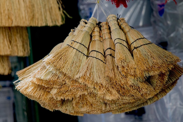 Set di scopa di paglia gialla in un bazar