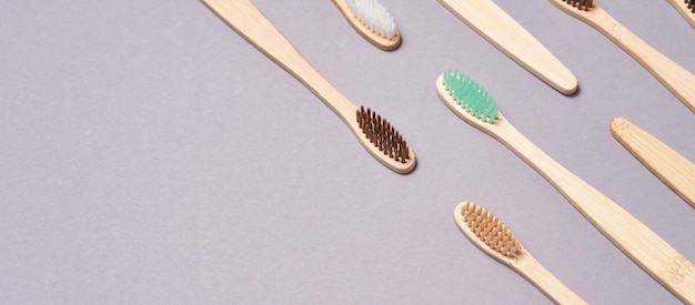 Set di spazzolini da denti in bambù di colore diverso