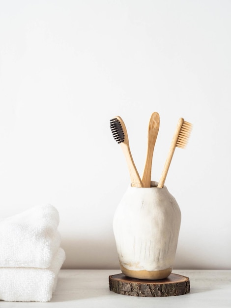 Set di spazzolini da denti in legno di bambù in vetro ceramico vista anteriore