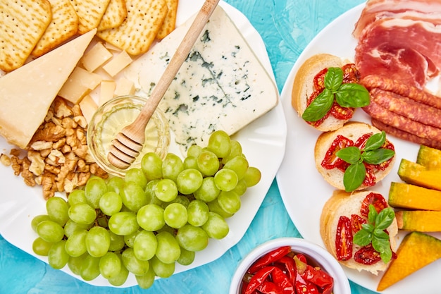 Set di spuntini italiani di antipasti. Piatto da antipasto per catering