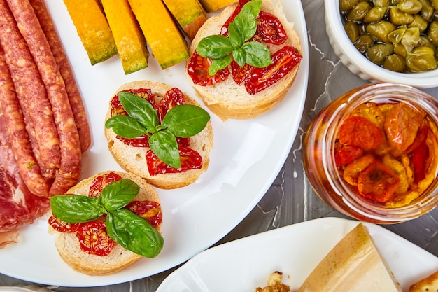 Set di spuntini italiani di antipasti. Piatto da antipasto per catering