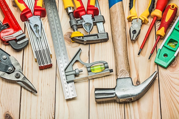 Set di strumenti da costruzione su tavole di legno