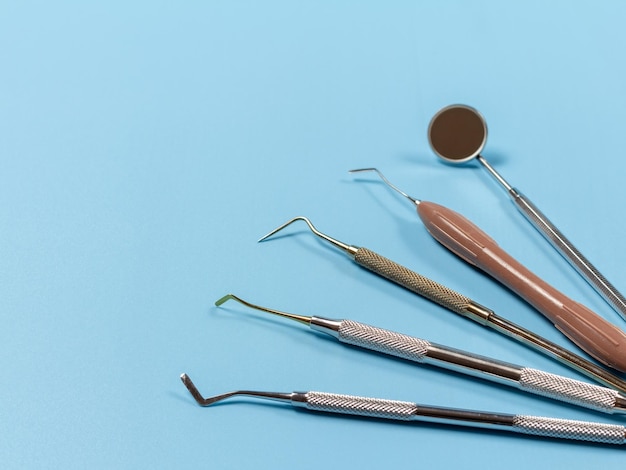 Set di strumenti dentali in metallo per la cura dei denti