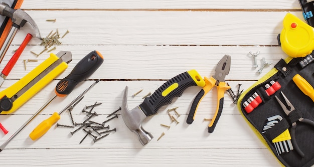 Set di strumenti di riparazione su fondo di legno bianco