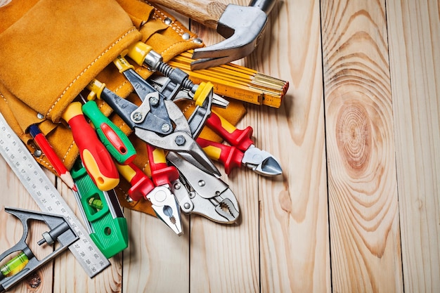 Set di strumenti in cintura portautensili su fondo di legno