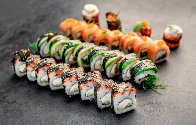 Set di sushi assortiti nigiri e rotoli di sushi su sfondo di pietra