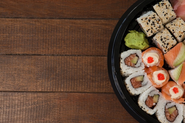 Set di sushi assortiti tenuti in una scatola rotonda nera
