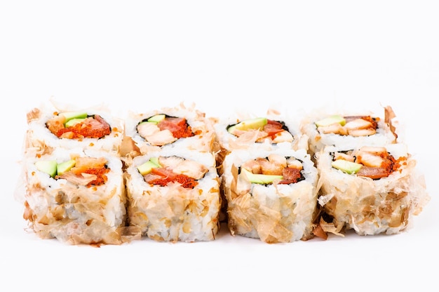 Set di sushi con pesce avocado e caviale rosso