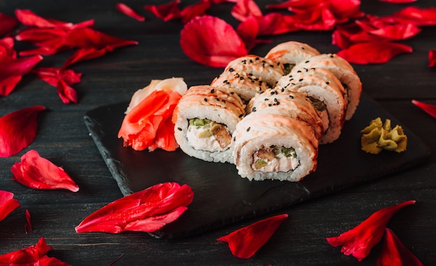 Set di sushi con wasabi, salsa di soia su pietra nera ardesia sfondo